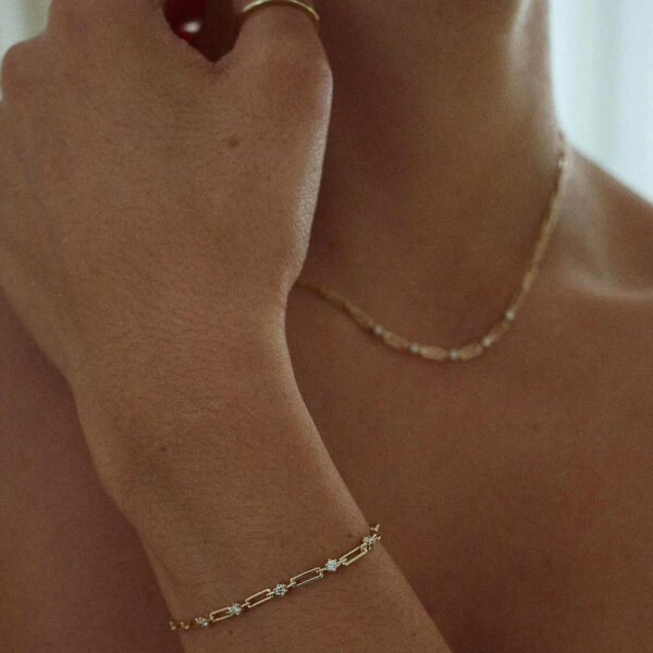 Women's Elegant Brass Bracelet with Emerald Crystal Fine Chain & Link Zirconia Charms Adjustable Brass Jewelry Main Stone Zircon