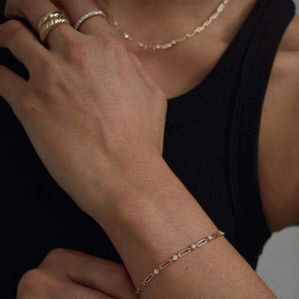 Women's Elegant Brass Bracelet with Emerald Crystal Fine Chain & Link Zirconia Charms Adjustable Brass Jewelry Main Stone Zircon