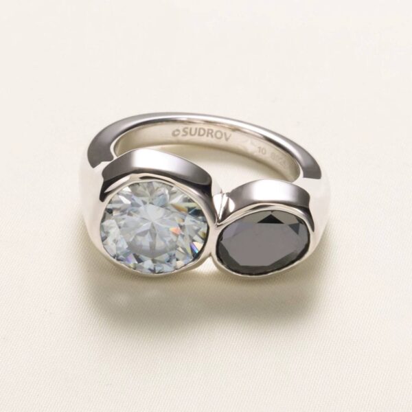 z1 2025 Luxury High-End 5A Cubic Zirconia Women's Fine Jewelry Stylish Waterproof Water Drop Ring Wedding Party Sterling Silver