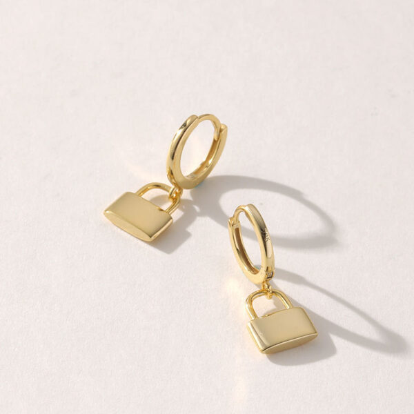 f4 Trendy Minimalist Gold-Plated Lock Hoop Earrings Women's Brass Huggie Fashion Earrings for Women Drop Jearlry Wholesale Gold Nugget Earrings