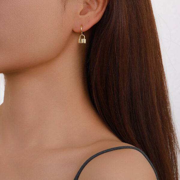 f5 Trendy Minimalist Gold-Plated Lock Hoop Earrings Women's Brass Huggie Fashion Earrings for Women Drop Jearlry Wholesale Gold Nugget Earrings