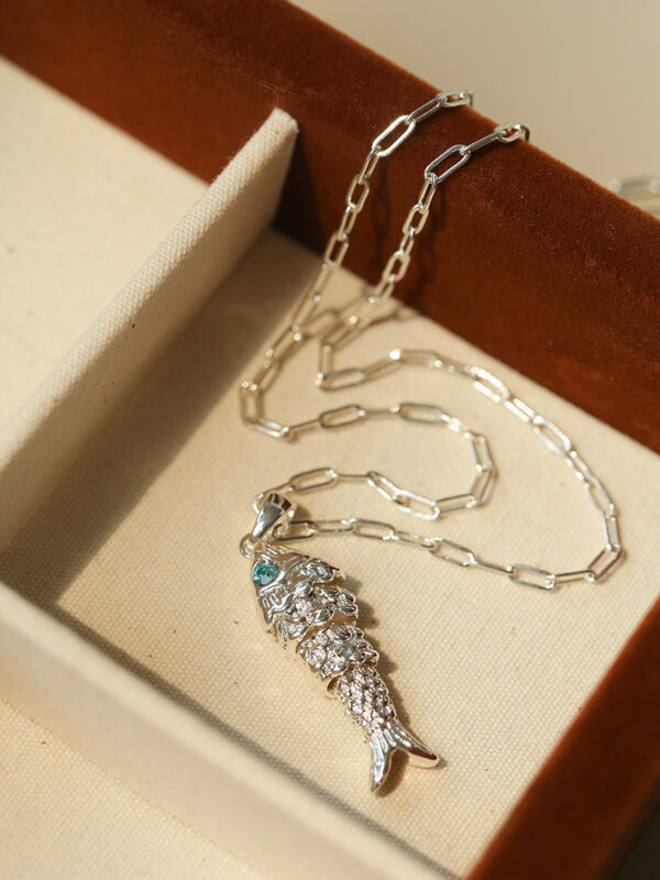 European and American Fashion Vintage Choker Necklace, Delicate Layered Fish Pendant Charm Necklace,Brass Electroplated Neck Chain for Women